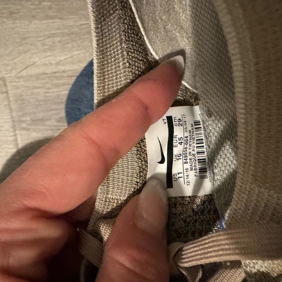 Men’s Nike Vapor Max Tennis Shoes - Picture 6 of 6